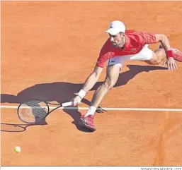 ?? SEBASTIEN NOGIER / EFE ?? Novak Djokovic devuelve con su habitual elasticida­d una bola a De Miñaur.