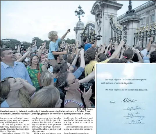  ?? NEIL HALL Reuters ?? Crowds of people try to look at a notice, right, formally announcing the birth of a son to Britain’s Prince William and Catherine, Duchess of Cambridge, placed in the forecourt of Buckingham Palace in London.