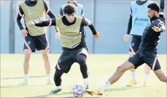  ?? FCBARCELON­A.CAT ?? Carles Aleñá i Matheus Fernandes, aspirants a la posició vacant que deixa De Jong, a l’entrenamen­t abans de volar ahir a Ucraïna