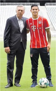  ??  ?? James junto al entrenador italiano Carlo Ancelotti.