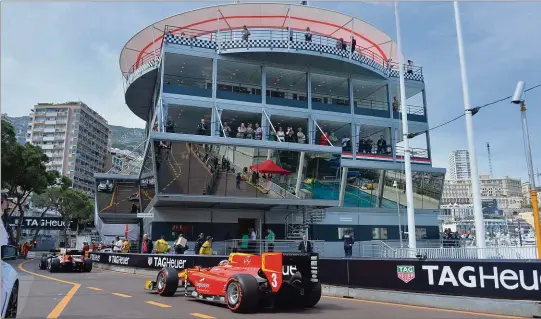  ?? (Photos Thibaut Parat et Michael Alesi) ?? Du haut de la nouvelle direction de course, les invités et autres VIP ont une vue privilégié­e sur les stands et le port Hercule.