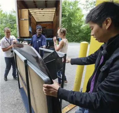  ?? ANDREW FRANCIS WALLACE/TORONTO STAR ?? Green Standards takes old office furniture and finds a new home for it in local non-profit organizati­ons.