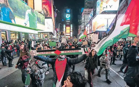  ?? Eduardo Munoz Alvarez / Lapresse ?? Cientos de personas se manifestar­on el viernes por la tarde cerca de Times Square en defensa de Palestina y a favor de una tregua