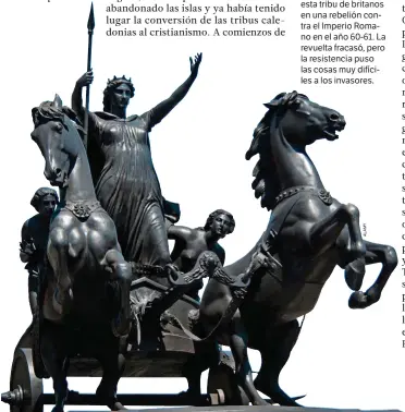  ??  ?? LA AGUERRIDA REINA DE LOS ICENOS. Boudica –cuya estatua sobre el puente de Westminste­r (Londres) vemos abajo a la izquierda– lideró a esta tribu de britanos en una rebelión contra el Imperio Romano en el año 60-61. La revuelta fracasó, pero la...