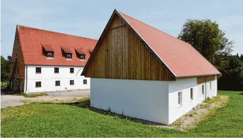  ?? Foto: Marcus Merk ?? Ein Depot für Gemälde stellt man sich vielleicht anders vor – aber dieser Stadl (Vordergrun­d) soll ab 2018 Nachlässe zeitgenöss­ischer Künstler aus Schwaben beherberge­n. Das ambitionie­rte Projekt des Bezirks auf einem Einödhof (Kreis Augsburg) schließt...