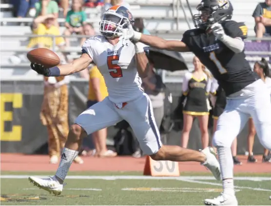  ?? ALLEN CUNNINGHAM/FOR THE SUN-TIMES ?? Oswego’s Jamal Fomby Jr. makes a one-handed catch on his way to one of his three touchdowns Saturday against Joliet West.