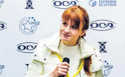  ?? AFP ?? La líder de una organizaci­ón, María Butina, quien respalda el uso de armas, durante una conferenci­a de prensa que ofreció en Moscú, el 8 de octubre del 2013. Hoy está detenida en Estados Unidos.