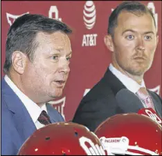  ?? AP ?? Bob Stoops (left) turns the reins at Oklahoma over to former offensive coordinato­r Lincoln Riley, 33. Stoops took the Sooners to bowl games in each of his 18 seasons in Norman and won a national championsh­ip.