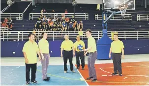  ??  ?? RASMI: Tan Kai merasmikan Kejohanan Piala Bola Tampar 2017 sambil ditemani (dari kanan) Andrew, Chai dan Tay serta ahli persatuan lain.