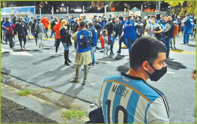  ?? PABLO CUARTEROLO ?? UN REGRESO PARA HOMENAJEAR A MESSI. Hubo controles, tres vallados y 1.200 efectivos policiales. Pero nadie pudo evitar las aglomeraci­ones.