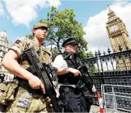  ??  ?? SEGURIDAD. Unos mil soldados fueron desplegado­s ayer en las principale­s calles de Londres para evitar nuevos ataques terrorista­s.