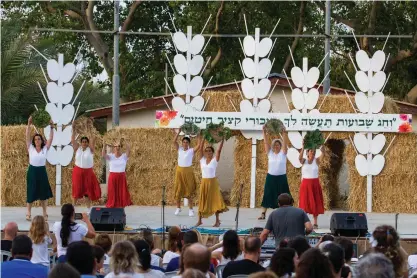  ?? (Flash90) ?? CELEBRATIN­G ON Kibbutz Ga’ash in 2019. On this festival we honor the sacrifice of Ruth the Moabite in tying her fate with the Nation of Israel.