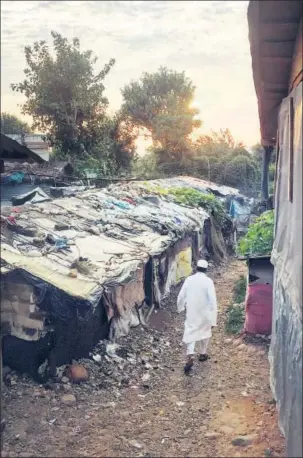  ?? NIHA MASIH & NITIN KANOTRA/HT PHOTOS ?? (Above) A view of the Rohingya camp in Jammu.
(Above left) A family at their makeshift hut in the settlement. There are about 5,700 Rohingya refugees living in Jammu.