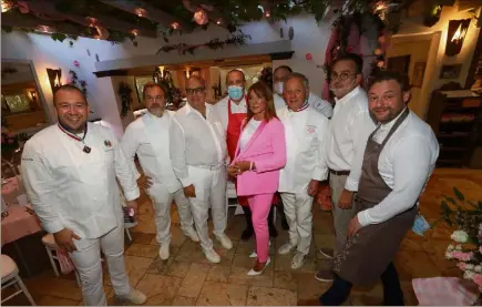  ?? (Photos Laurent Martinat) ?? Guillaume Gomez, Pierre Hermé, David Khayat, Eric Canino, Yves Damond, Georges Blanc, Bruno Oger et Arnaud Donckele entouraien­t hier soir la maîtresse des lieux, Evelyn Bouchet, avant le coup de feu en cuisine.