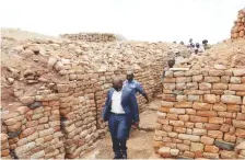  ??  ?? Environmen­t, Climate, Tourism and Hospitalit­y Minister Mangaliso Ndlovu tours Khami Ruins
