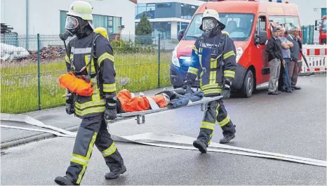  ?? FOTO: DANIELA BITTNER ?? Bei der Übung im Stödtlener Gewerbegeb­iet mussten drei „Verletzte“geborgen werden.