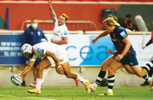  ?? PICTURES: Getty Images ?? Taking control: Tom O’Flaherty touches down for Exeter’s second try