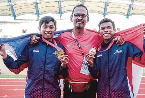  ??  ?? KHAIRUL (kiri) bersama Badrul dan jurulatihn­ya, Mohd Poad Kassim.