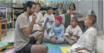  ?? ?? PABLO INTERPRETA a Miguel Pérez, un sarcástico y deprimido locutor de un programa para niños llamado ‘La Nave’, que pese a tener una actitud negativa y nefasta, logra involucrar a la comunidad en la noble causa luego de conmoverse por el carisma del chico que sabe que su paso por la Tierra está por terminar