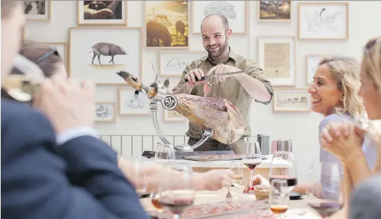  ?? PAU ESCULIES/ CINCO JOTAS ?? Jose Severiano Sanchez, a master carver at Cinco Jotas, demonstrat­es the fine art of slicing the rare and expensive Iberico ham.