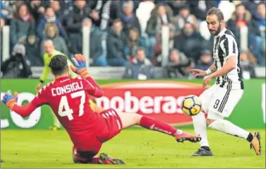  ??  ?? HAT-TRICK. Higuaín lideró la goleada de la Juventus ante el Sassuolo con tres tantos.