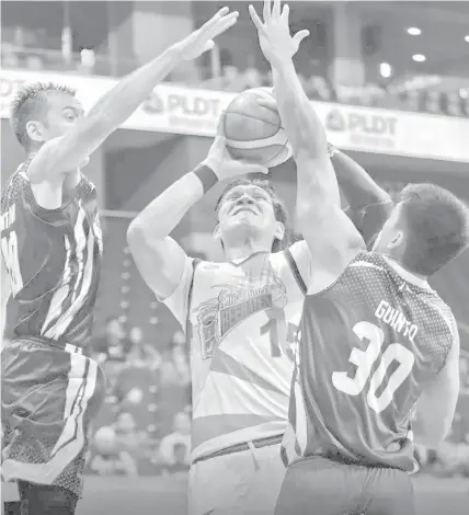  ?? PBA PHOTO ?? June Mar Fajardo of the San Miguel Beermen tries to score a basket against Sean Anthony and Bradwyn Guinto of GlobalPort Batang Pier during their game last night at the Mall of Asia Arena.