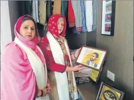  ?? HT PHOTO ?? Brisbane council chairperso­n Angela Owen holding a photograph of Manmeet Alisher at his native village in Sangrur on Thursday.