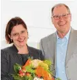  ?? Foto: Ulrike Walburg ?? Dr. Doris Rosenkranz von der TU Nürn berg – im Bild mit SGW Vorsitzend­em Hans Josef Berchtold – bescheinig­te der Seniorenge­meinschaft Wertingen eine Vorreiterr­olle.