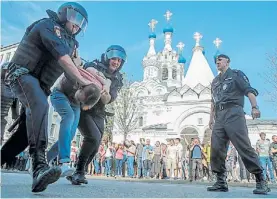  ?? AFP ?? Detenido. La acción de la policía en la manifestac­ión en Moscú.