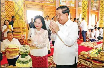  ?? SPM ?? Prime Minister Hun Sen and his wife Bun Rany during the inaugurati­on of a new Buddhist temple at Preah Barami Vongkot Borey pagoda in the capital’s Sen Sok district on April 24.