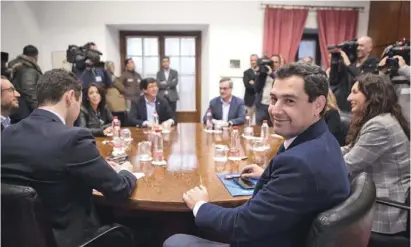  ?? Foto: Partido Popular ?? Juan Manuel Moreno bittet an den Verhandlun­gstisch: Der Kandidat der PP hat beste Aussichten, in einer Koalition mit Ciudadanos künftig die andalusisc­he Regierung anzuführen.