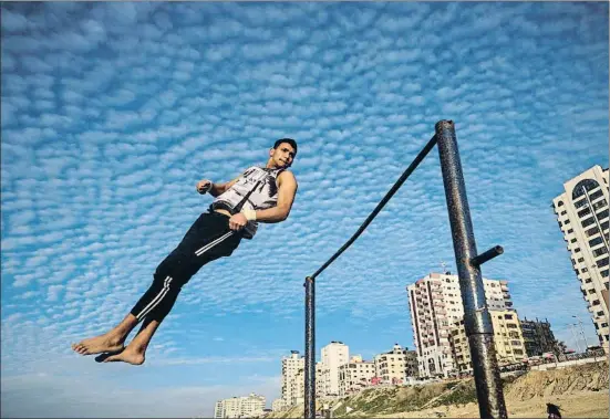  ?? MOHAMMED ABED / AFP ?? Un palestino haciendo ejercicio físico en la playa de Gaza, el pasado martes