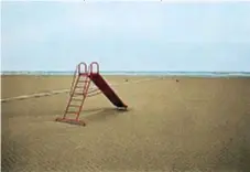  ??  ?? Lido di Spina, frazione di Comacchio (Ferrara) in uno scatto di Luigi Ghirri (1974)