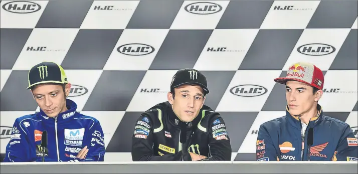  ?? FOTO: MICHELIN MOTORSPORT ?? Valentino Rossi y Marc Márquez volvieron a coincidir en una rueda de prensa, entre medio se situó siguiendo el protocolo habitual Johann Zarco, el héroe local, más amigo de Marc que de Valentino