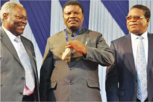  ??  ?? Kumuyi with a Gospel Singer, Evangelist Ojo Ade and former Managing Director of Anchor Newspapers, Pastor Segun Babatope at the Oshodi crusade location