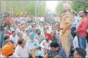  ?? HT PHOTO ?? Dirba SHO Pushpinder Singh talking to the protesters on the Sunamjakha­l road in Sangrur on Sunday.