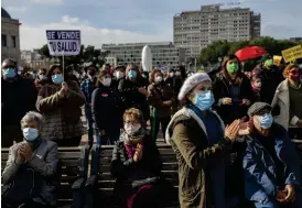  ?? FOTO: BERNAT ARMANGUE/TT-AP ?? ■ Demonstran­ter i Madrid krävde utökade resurser för den offentliga hälsovårde­n i slutet av november.