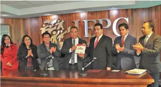  ??  ?? El dirigente estatal del PRI, Luis Enrique Benítez Ojeda, encabezó la entrega de la Plataforma Electoral al presidente del IEPC, Juan Enrique Kato Rodríguez.