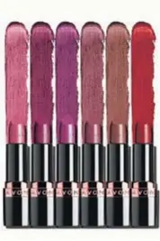  ??  ?? Lápiz labial True Matte Luminous $ 359,99 AVON TED BODIN nos ofrece rayas para vestir a toda hora. Recordá los secretos según su orientació­n: las verticales afinan y las horizontal­es ensanchan. Remera rayada TED BODIN Anteojos INFINIT Cartera $ 1.400 HUSH PUPPIES Zapatillas de cuero trabajado CAVATINI