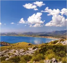  ??  ?? Die Bucht von Pollença. Rundumblic­k vom Wachturm aus, der Aufstieg hat sich gelohnt.