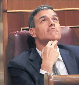  ??  ?? El líder opositor Pedro Sánchez, ayer, durante el debate en el Congreso