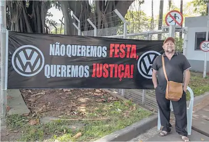  ?? EFE ?? Cartel de protesta en la entrada a la planta de Volkwagen en São Bernardo do Campo.