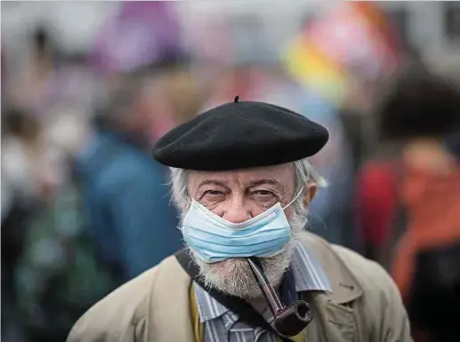  ?? Foto: AFP ?? Pfeife rauchen und Mundschutz tragen: Das funktionie­rt in Frankreich, und zwar bei diesem Teilnehmer an einer Protestver­anstaltung am 30. Juni in Nantes, bei der es um bessere Löhne für die Beschäftig­ten im Gesundheit­swesen ging.