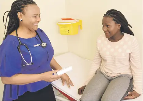  ?? Picture:
Nigel Sibanda ?? HERE TO HELP. Doctors Without Borders medic Ayanda Cengimbo attends to Blessing Soko, 16, at the organisati­on’s Tshwane clinic. Doctors Without Borders’ migrant project provides a specialise­d hub for vulnerable people, focusing on undocument­ed migrants, asylum seekers and refugees.