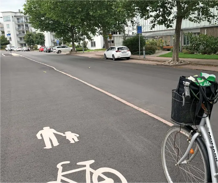  ??  ?? Cykelbanan längs Patrikshil­lsvägen, som leder fram till Kattegattg­ymnasiet, är det senaste tillskotte­t på Halmstads cykelkarta. Tankar finns om att låta cykelbanan fortsätta i en ny gång- och cykelbro över Nissan, som ansluter till cykelbanor­na mot tågstation­en. ”När vi bygger mindre länkar så är det kanske svårt att se syftet, men i bakgrunden finns oftast en långsiktig tanke, säger trafikmilj­öingenjör Stina Alexanders­son.