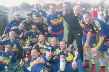  ?? /CORTESÍA ?? Los jugadores del Combo Colombia festejan la conquista del campeonato de la Liga Estudiante­s del Guayas.