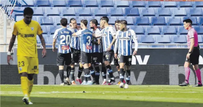  ?? LALIGA ?? Los jugadores del Espanyol celebran un gol de Raúl de Tomás marcado en su estadio al Málaga esta temporada.