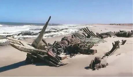  ?? ?? 納米比亞的骷髏海岸沿­線，以眾多沉船聞名。
（取材自YouTube）
