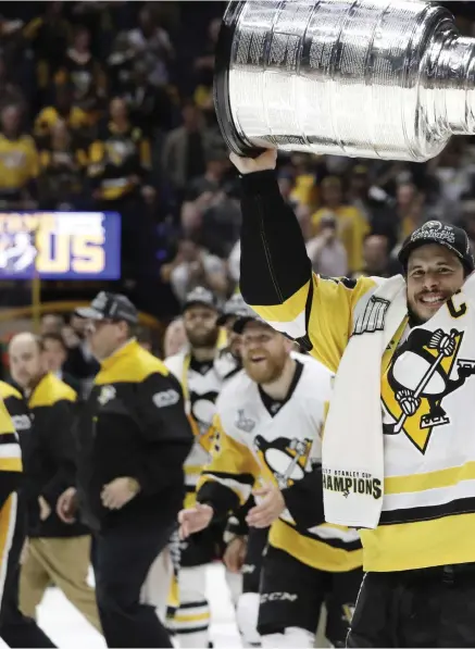  ??  ?? REGERANDE MÄSTARE. Pittsburgh Penguins lagkapten Sidney Crosby med Stanley Cup-buckan efter finalseger­n i fjol.