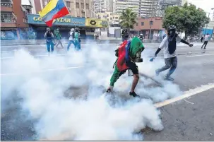  ?? Juan Barreto/AFP ?? Protestos contra o presidente Maduro foram reprimidos com violência pela polícia